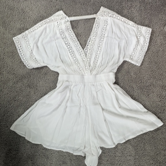 White romper w/ lace detailing - Picture 2 of 2